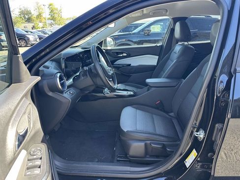 Used 2025 Chevrolet Trax LT w/ LT Convenience Package FWD image 16