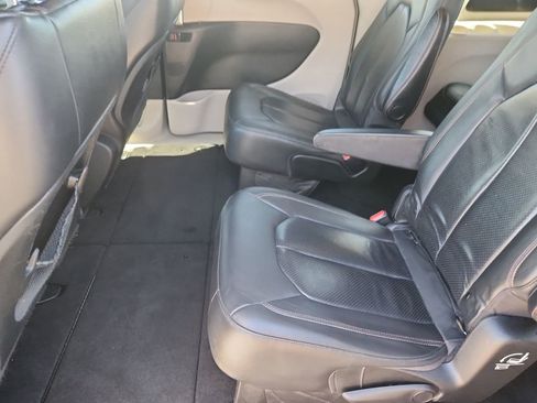 Used 2020 Chrysler Pacifica Touring-L FWD image 11