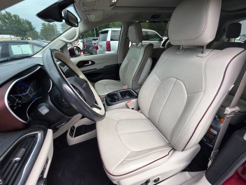 Used 2019 Chrysler Pacifica Limited w/ Advanced Safetytec Group FWD image 14