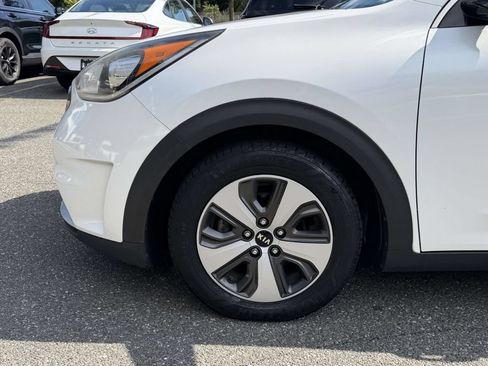 Used 2017 Kia Niro EX FWD image 12