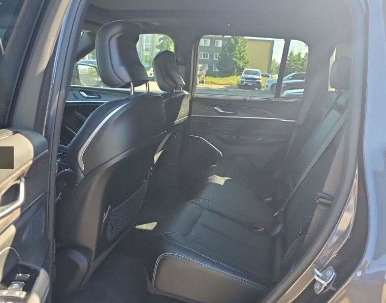Used 2023 Jeep Grand Cherokee Overland w/ Luxury Tech Group IV AWD/4WD image 9