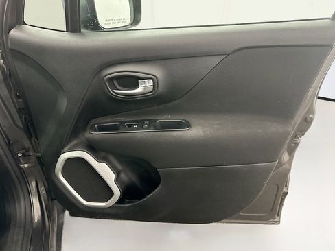 Used 2018 Jeep Renegade Latitude w/ UConnect 8.4 Nav Group image 33