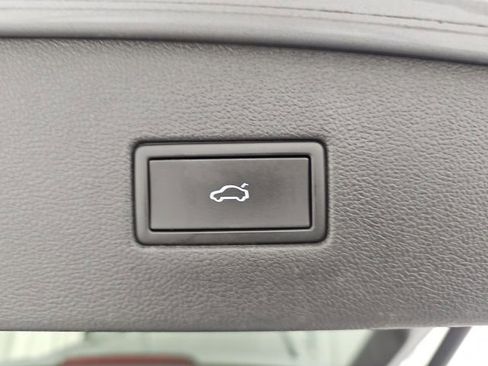 Used 2022 Volkswagen Tiguan SE image 32