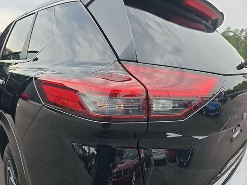 Used 2025 Nissan Rogue SV w/ SV Premium Package FWD image 38