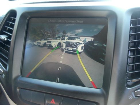 Used 2015 Jeep Cherokee Latitude FWD image 23