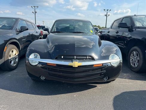 Used 2005 Chevrolet SSR w/ Preferred Equipment Group RWD image 10