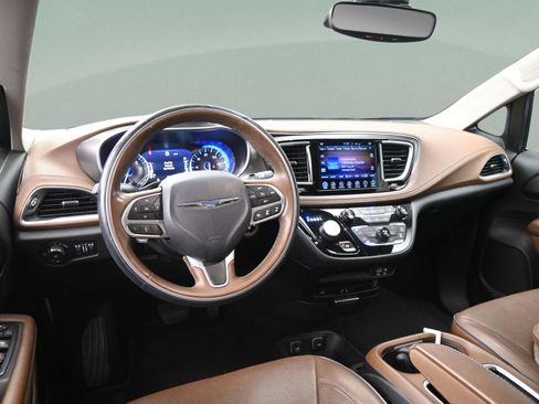 Used 2017 Chrysler Pacifica Limited w/ UConnect Theater Package image 34