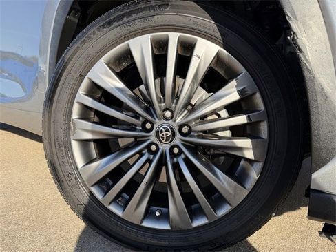Certified 2020 Toyota Highlander Platinum image 10