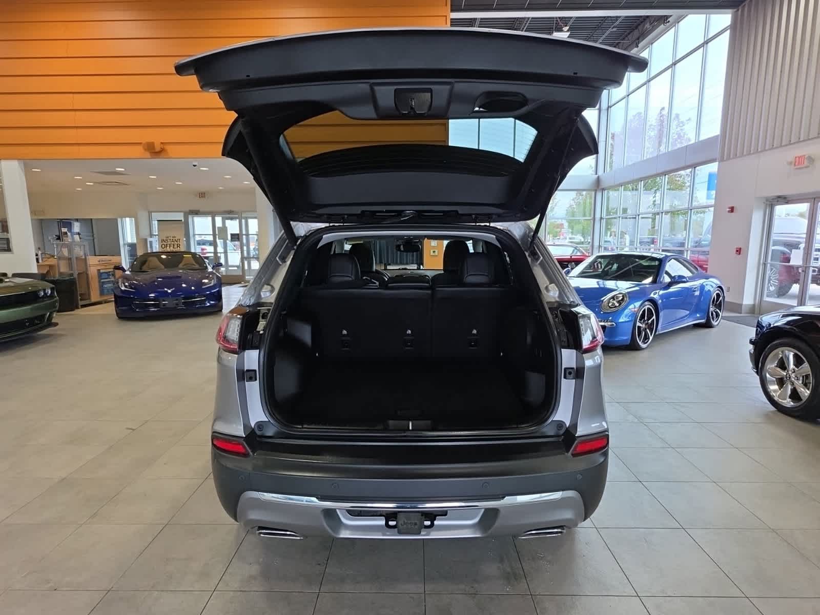 Used 2021 Jeep Cherokee Limited w/ Trailer Tow Group AWD/4WD image 9