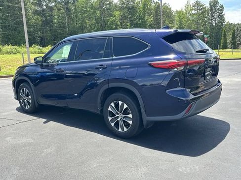 Used 2021 Toyota Highlander XLE AWD/4WD image 4