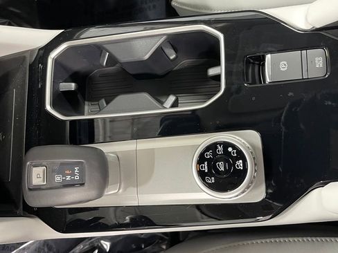 New 2025 Mitsubishi Outlander SE image 13