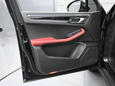 Certified 2021 Porsche Macan S AWD/4WD image 15