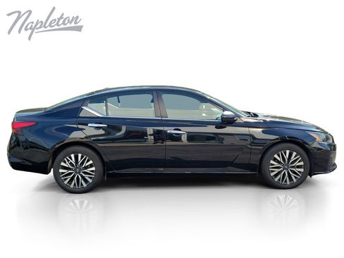 Used 2025 Nissan Altima 2.5 SV FWD image 7