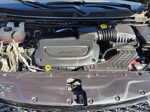Used 2024 Chrysler Pacifica Touring-L FWD image 20