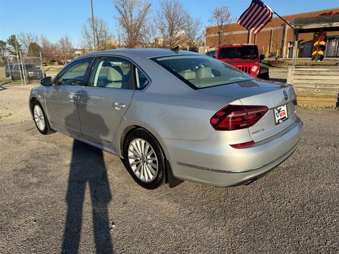 Used 2017 Volkswagen Passat 1.8T SE w/ SE Lighting Package image 3