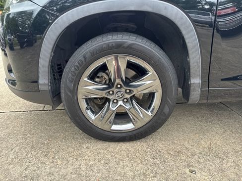 Used 2017 Toyota Highlander Limited Platinum FWD image 35