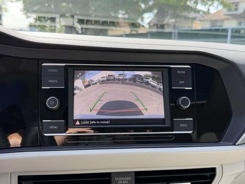 Certified 2023 Volkswagen Jetta SE w/ Panoramic Sunroof Package FWD image 32