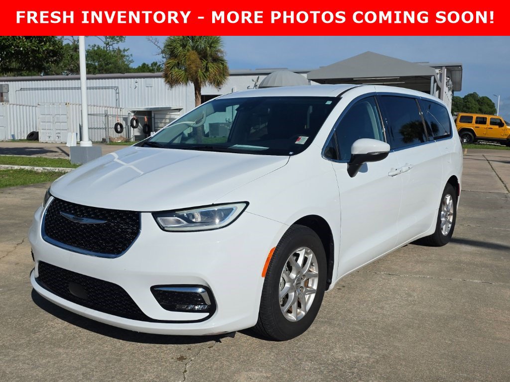 Used 2023 Chrysler Pacifica Touring-L FWD image 1