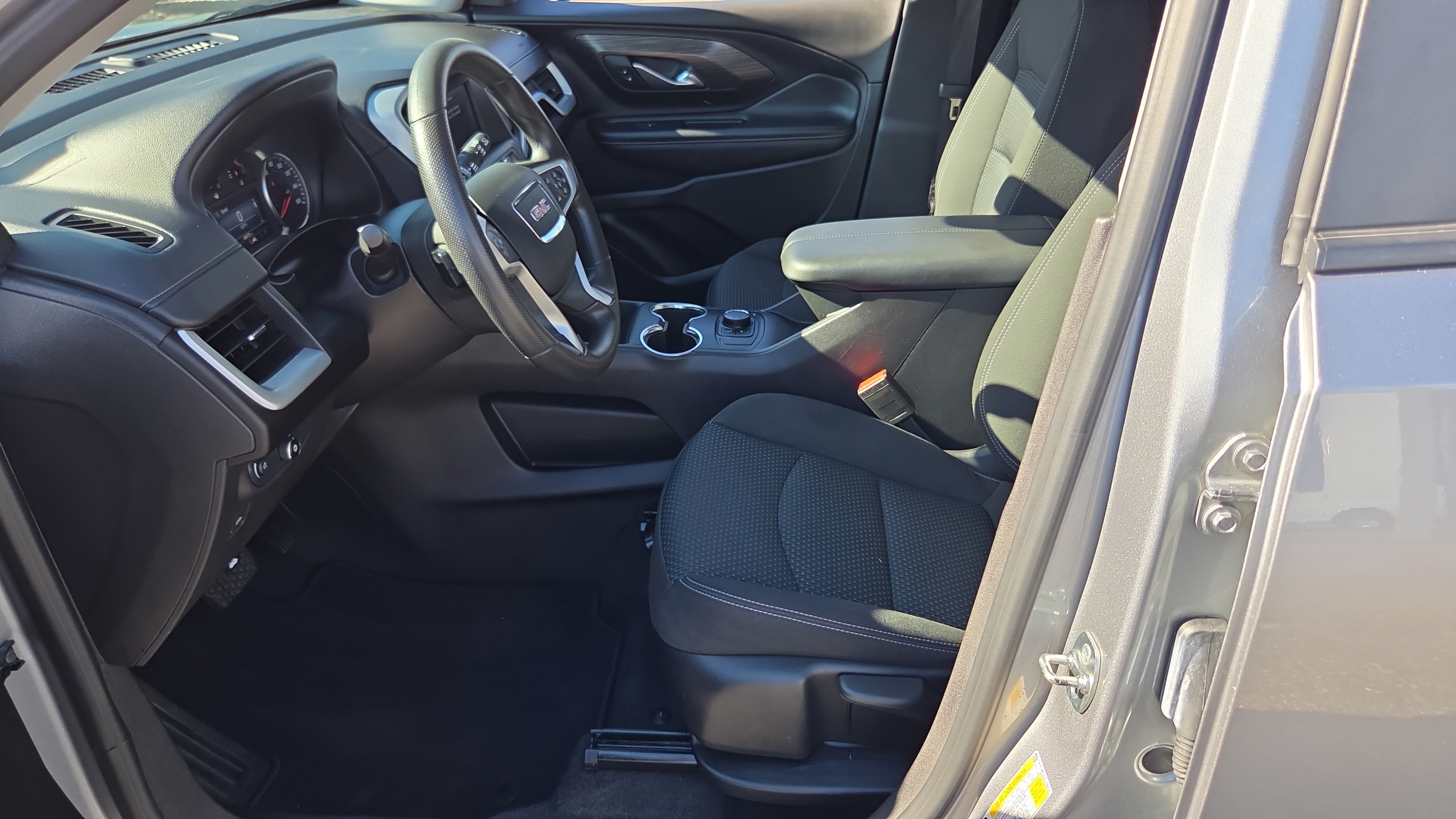 Used 2024 GMC Terrain SLE FWD image 9