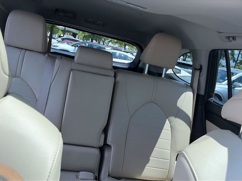 Used 2025 Toyota Highlander XLE AWD/4WD image 24