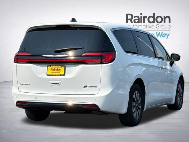 Used 2024 Chrysler Pacifica Limited FWD image 6
