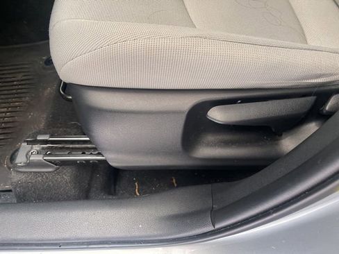 Used 2022 Toyota Corolla Cross L image 11