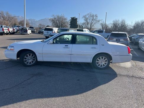 Used 2010 Lincoln Town Car Signature Limited image 10