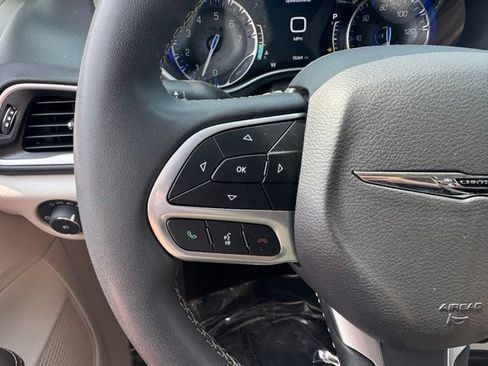 Used 2024 Chrysler Pacifica Touring-L FWD image 28