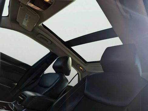 Used 2020 Chrysler 300 Limited RWD image 10