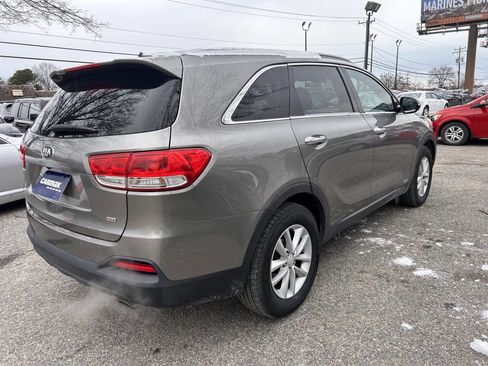 Used 2017 Kia Sorento LX AWD 4dr SUV image 6