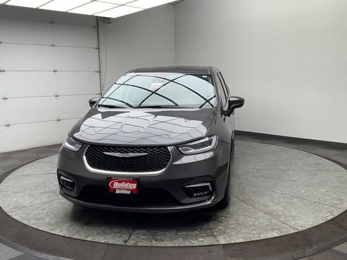 Used 2023 Chrysler Pacifica Touring-L image 33