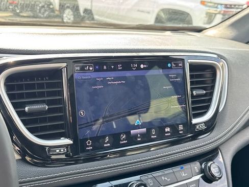 Used 2025 Chrysler Pacifica Limited image 23