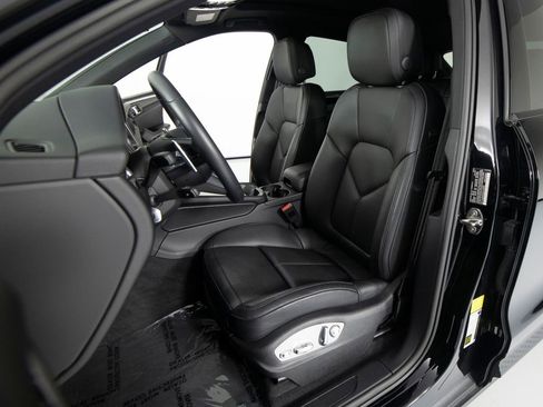 Certified 2025 Porsche Macan image 15