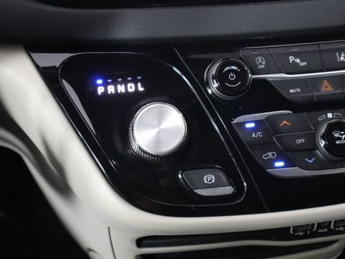 Used 2023 Chrysler Pacifica Touring-L FWD image 30