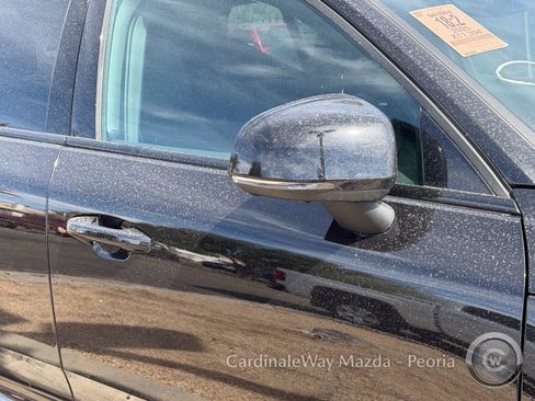 Used 2025 Volvo XC40 B5 Plus image 9