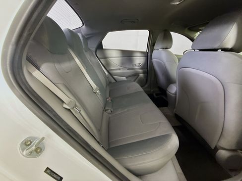 Used 2022 Hyundai Elantra SE FWD image 32