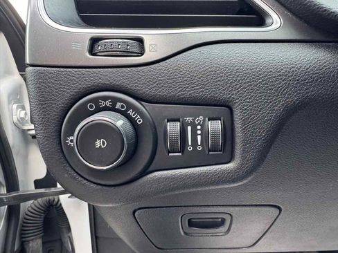 Used 2019 Jeep Cherokee Latitude Plus w/ Cold Weather Group image 10