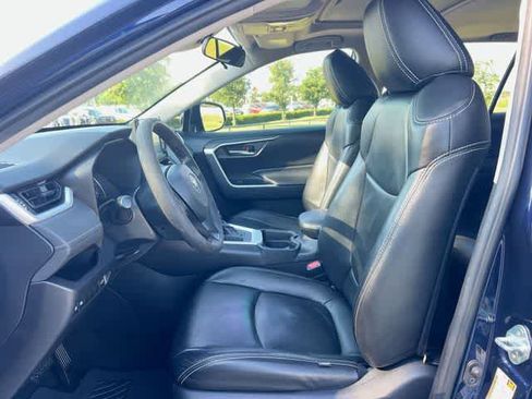 Used 2019 Toyota RAV4 XLE w/ Convenience Package FWD image 11