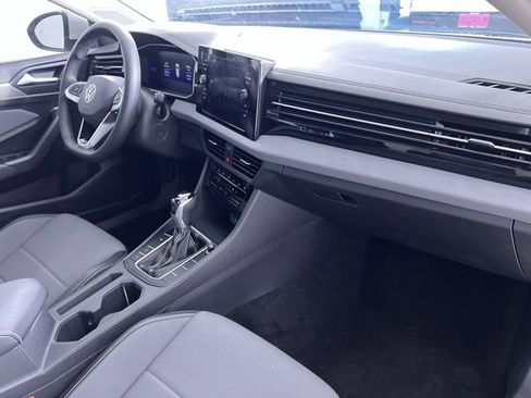 Used 2025 Volkswagen Jetta SE w/ Sunroof Package image 29