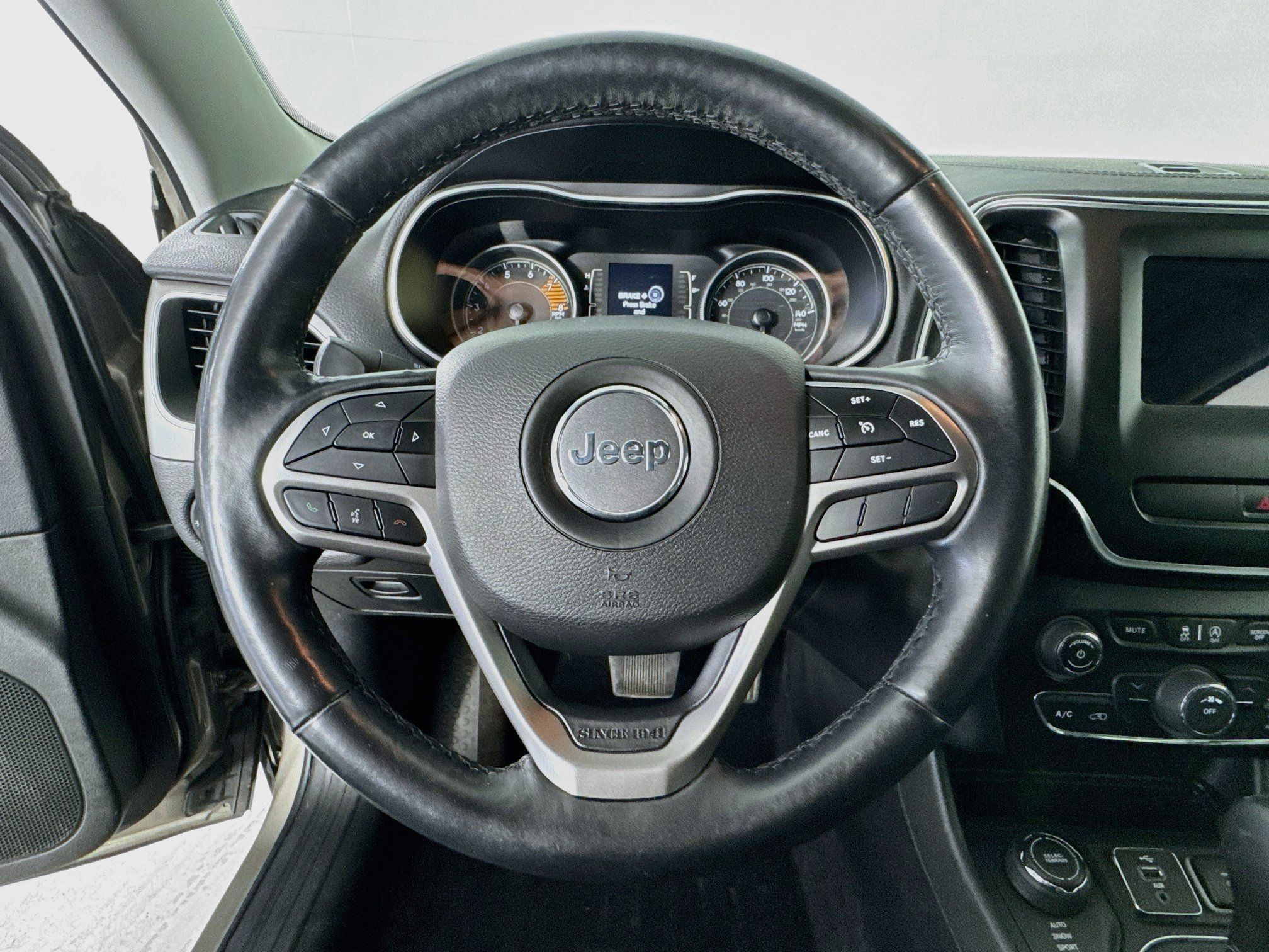 Used 2019 Jeep Cherokee Latitude Plus w/ Cold Weather Group AWD/4WD image 11