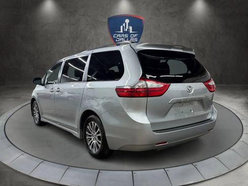 Used 2019 Toyota Sienna XLE image 3