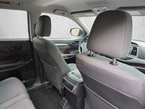 Used 2014 Toyota Highlander LE FWD image 21