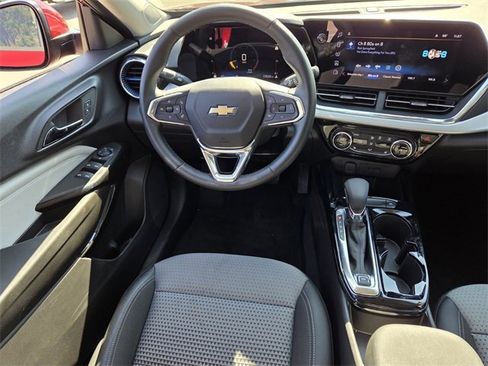 Used 2025 Chevrolet Trax LT w/ LT Convenience Package image 14