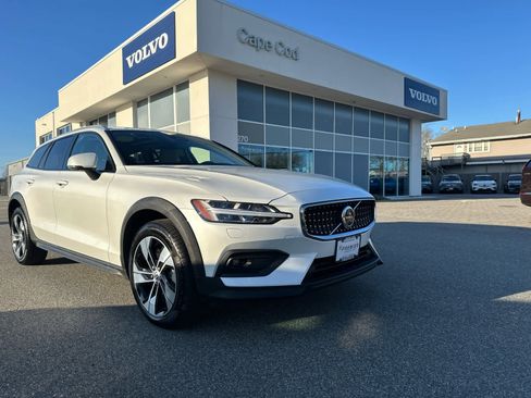 Used 2025 Volvo V60 B5 Cross Country Plus image 28