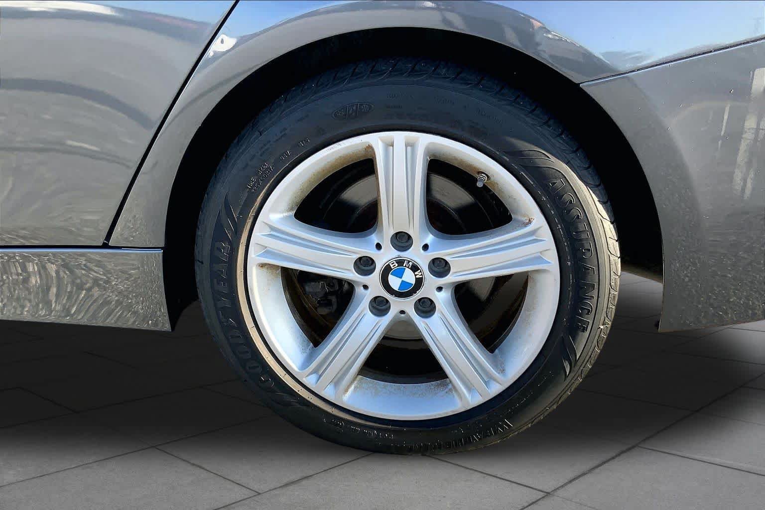 Used 2015 BMW 320i Sedan RWD image 11