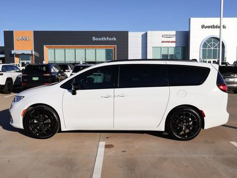 New 2026 Chrysler Pacifica Limited image 4