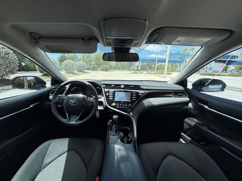 Used 2020 Toyota Camry LE image 10