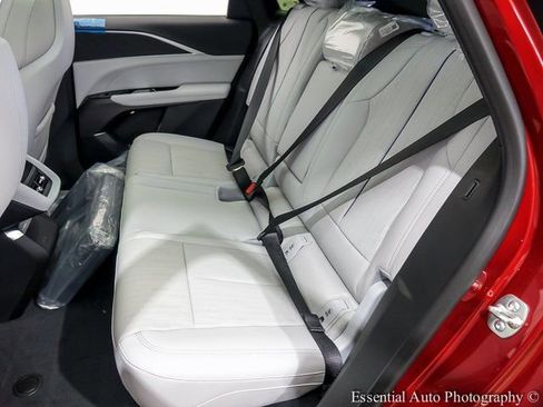 New 2025 Cadillac Lyriq Luxury w/ LPO, Floor Liner Package image 9