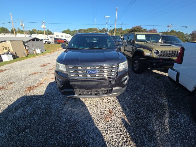 Used 2017 Ford Explorer XLT w/ Equipment Group 202A AWD/4WD image 2