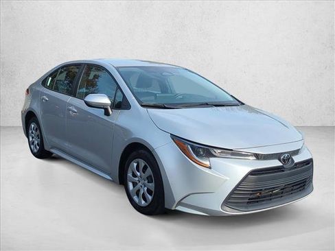 Used 2023 Toyota Corolla LE image 3